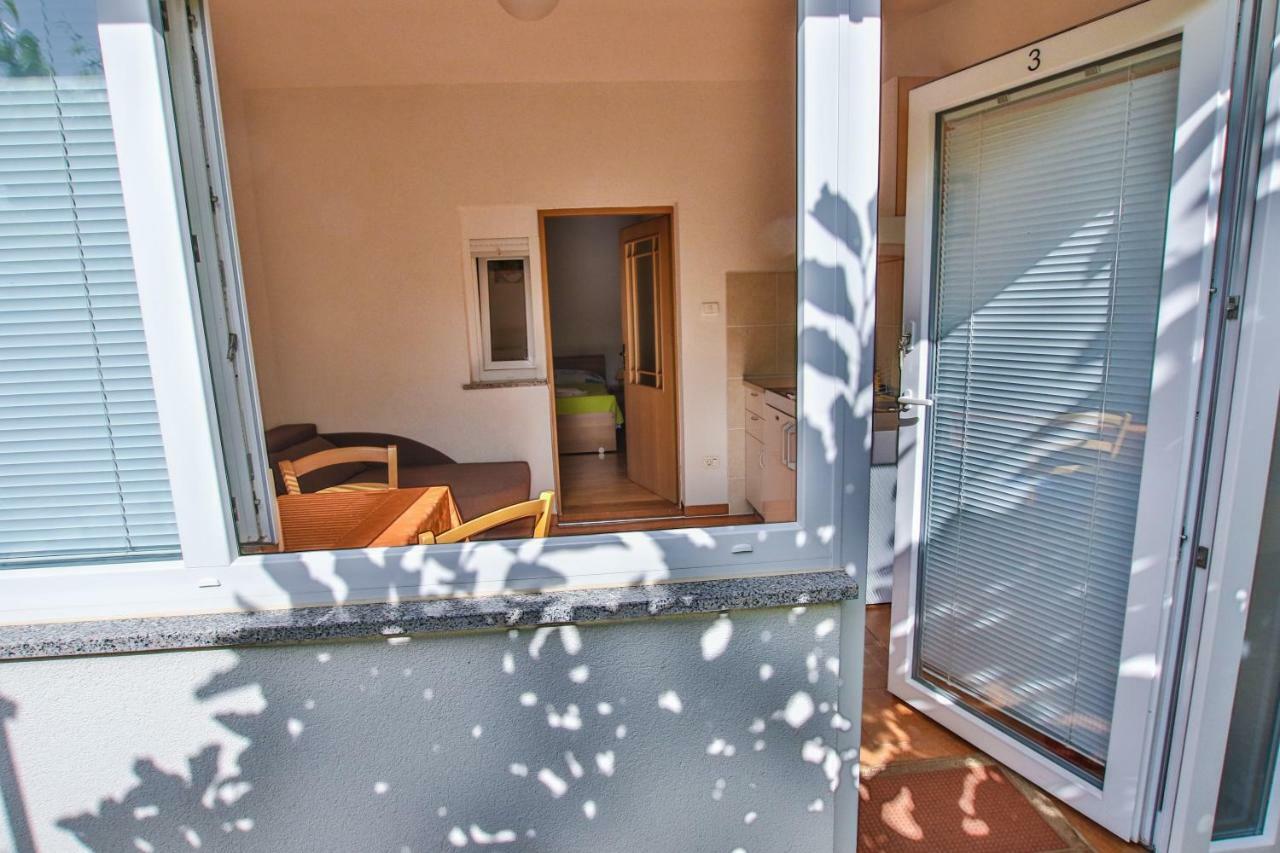 Apartments Vuceric Peroj Exterior photo
